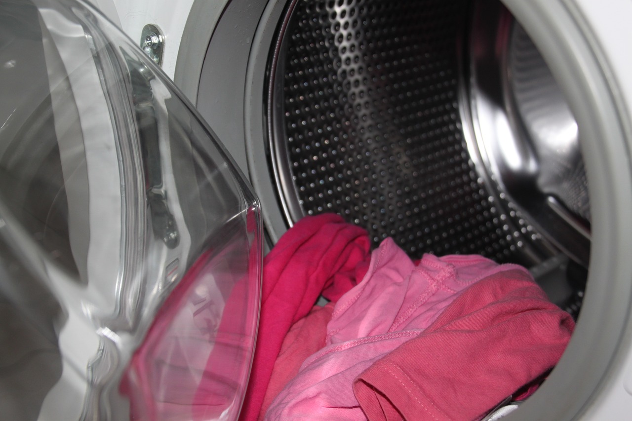 Przechowywanie ubrań: pomysły na skuteczne systemy i organizację szafy